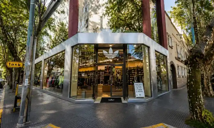 Trabajo realizado en Adidas Güemes por Navarro Automatizaciones.