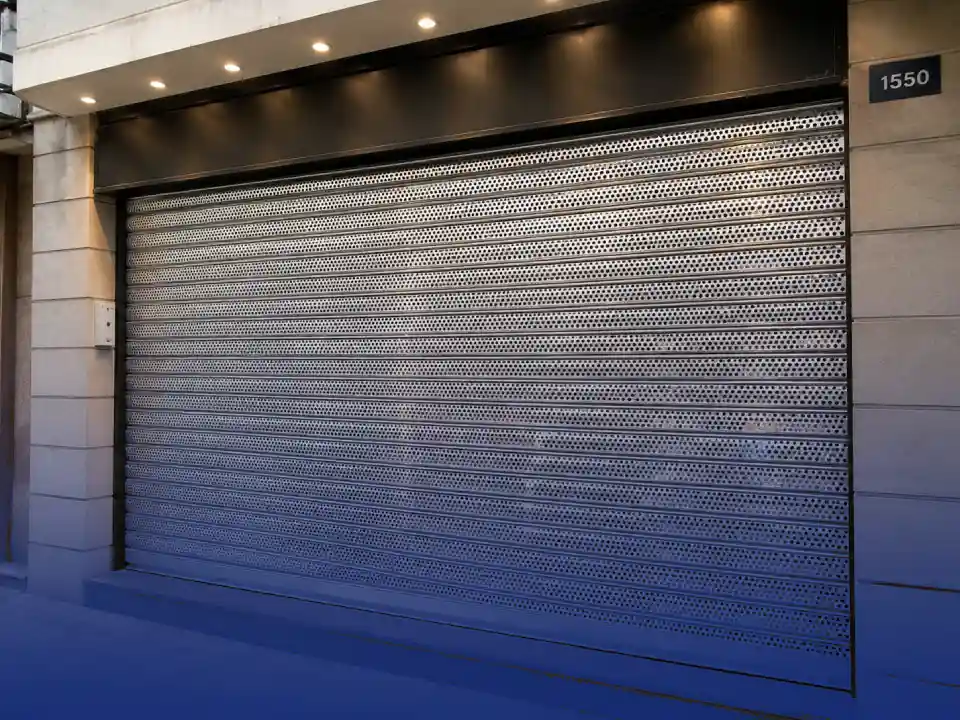 Cortina metálica microperforada instalada para un local comercial con máxima visibilidad y seguridad.