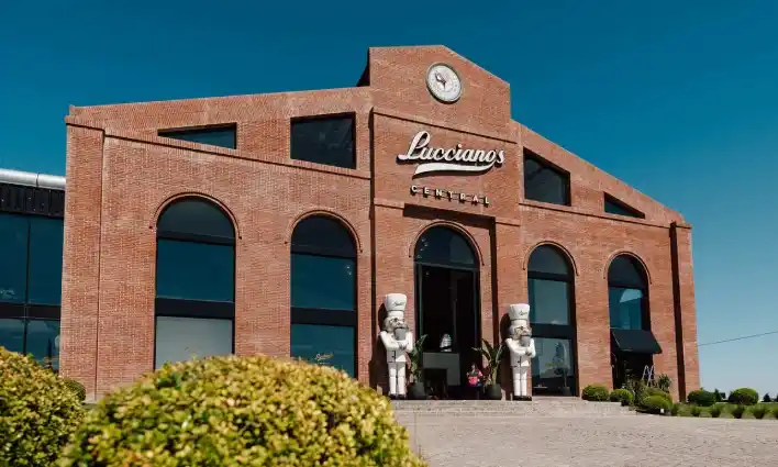 Automatización de acceso comercial realizada por Navarro Automatizaciones para Lucciano’s en Mar del Plata.
