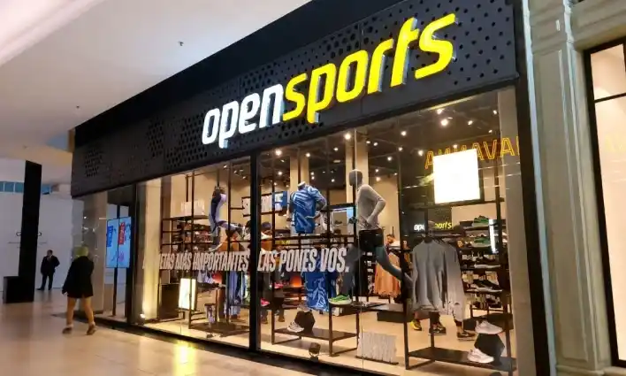 Trabajo realizado por Navarro Automatizaciones en un local Open Sports con sistema de acceso automático.