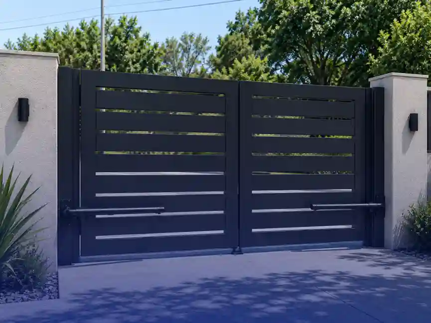 Portón batiente automático para ingreso residencial en Mar del Plata.