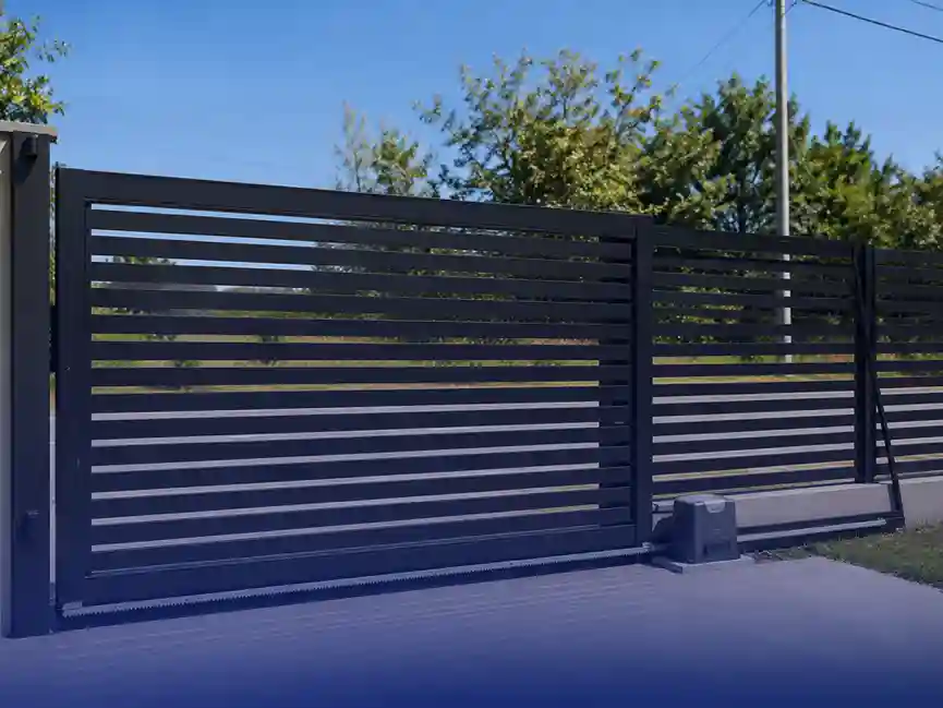 Portón corredizo automático instalado por Navarro Automatizaciones en Mar del Plata.