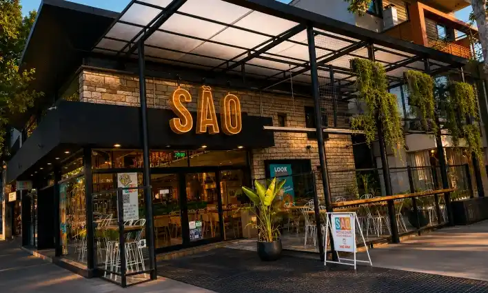 Instalación de cortina metálica para local gastronómico realizada por Navarro Automatizaciones.